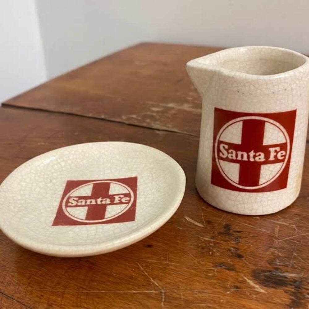 Vtg Santa Fe Railroad ceramic set w/ miniature creamer pitcher & butter pat dish